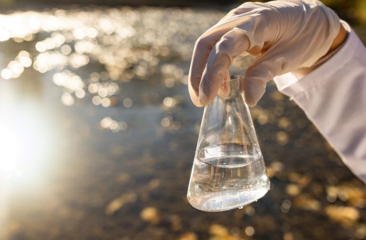 La vera risposta a un grande mistero: l'acqua è bagnata?