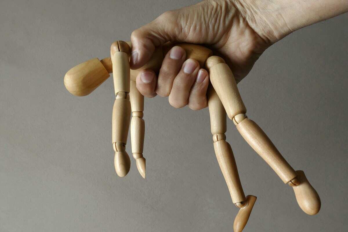 marionetta di legno tenuta in mano