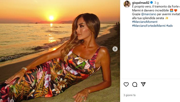 Giorgia Palmas bellissima in spiaggia