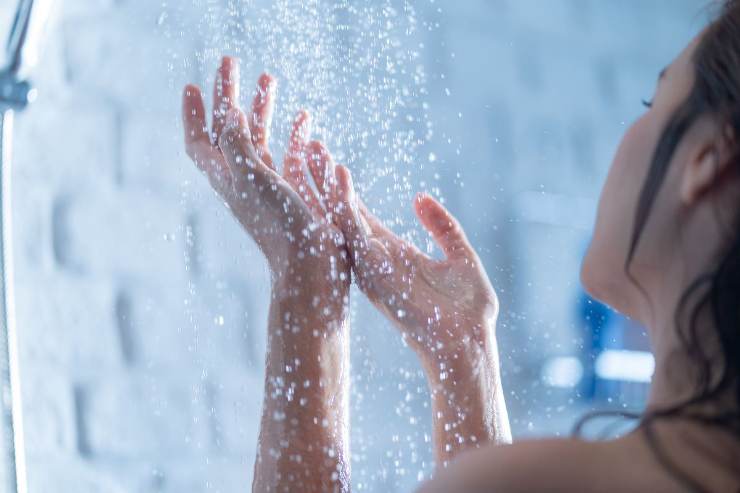 Meglio acqua calda o fredda? Come fare la doccia in estate