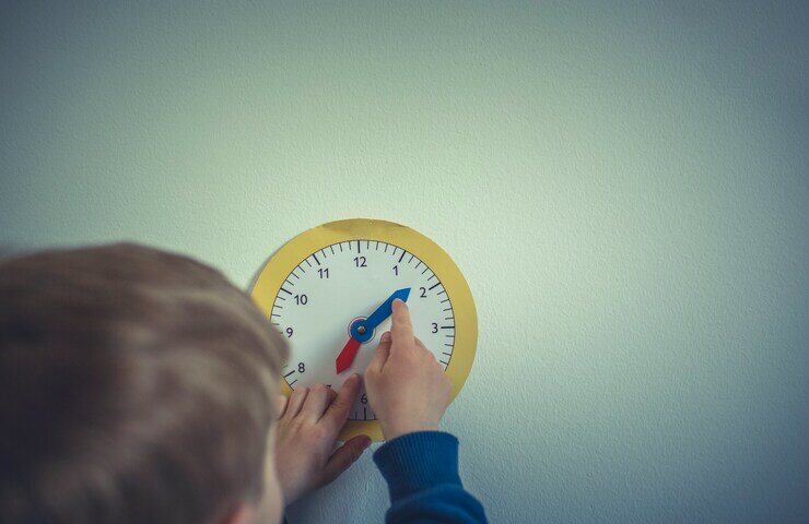 bambino con orologio