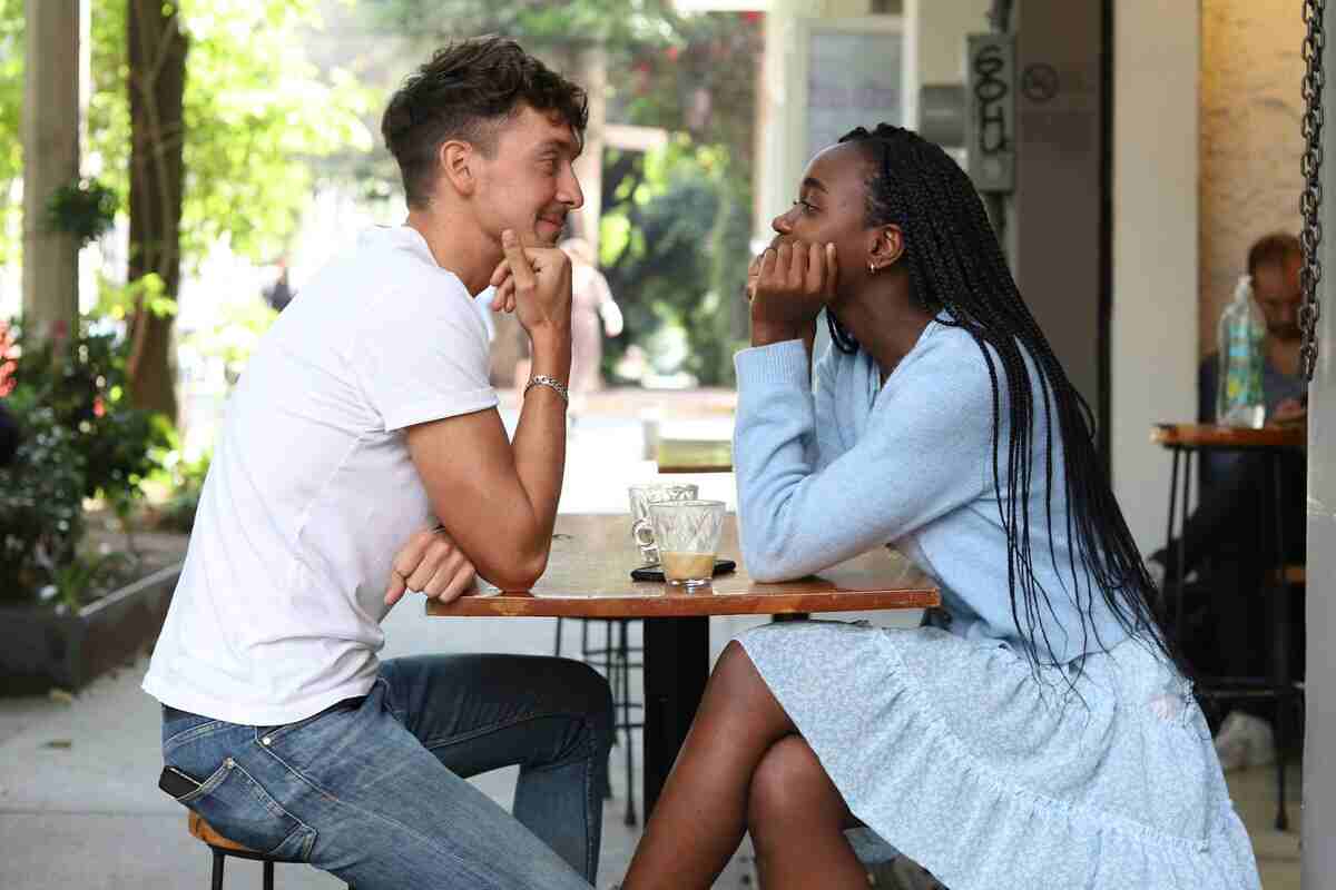 appuntamento al bar tra ragazzo e ragazza