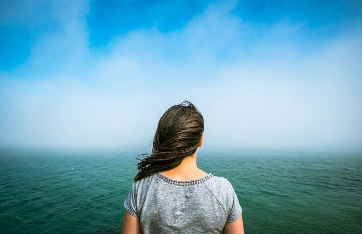 ragazza sola al mare 